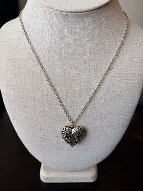 Silver-tone Heart Filigree Pendant locket Necklace